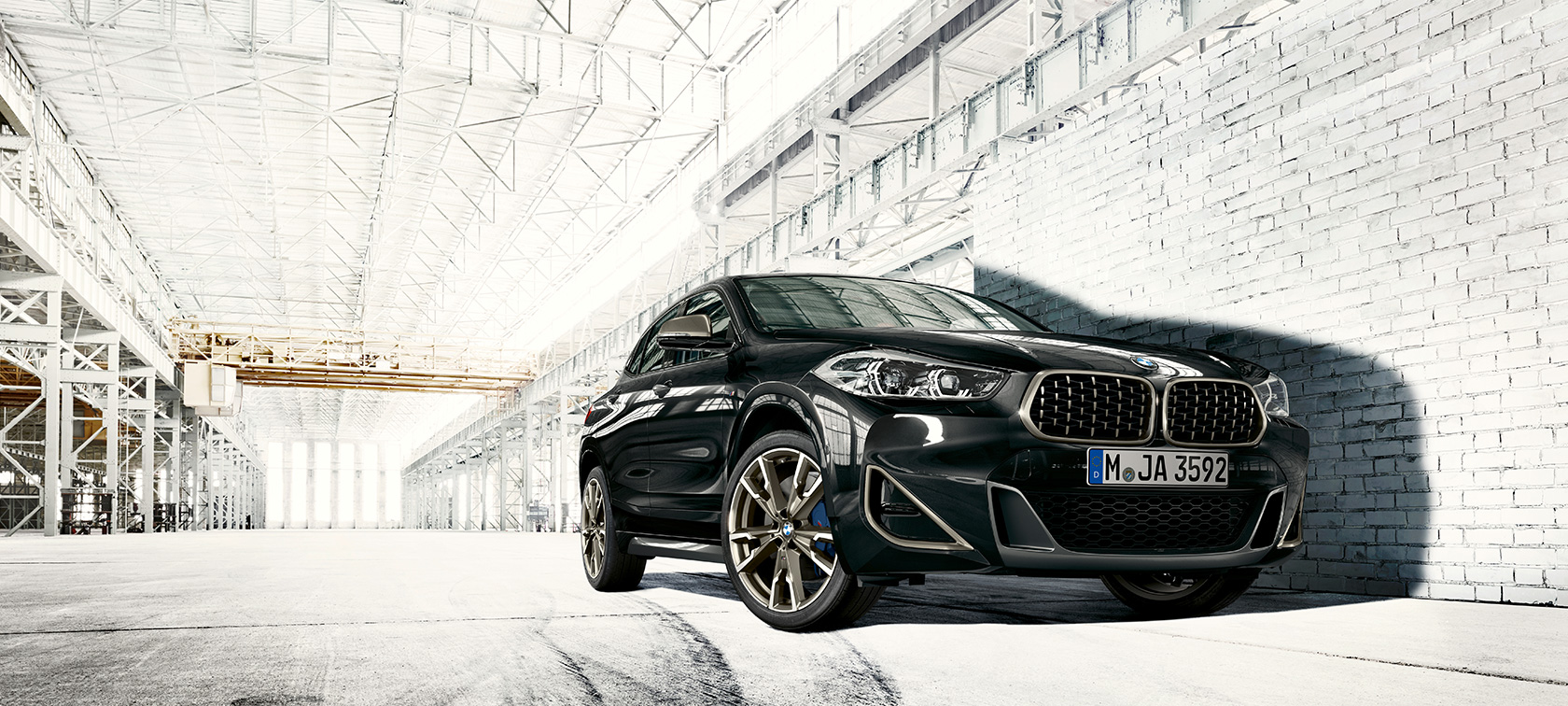 Widok z niskiej perspektywy BMW X2 M35i Widok z niskiej perspektywy BMW X2 M35i F39 2018, szafirowoczarny, metalizowany