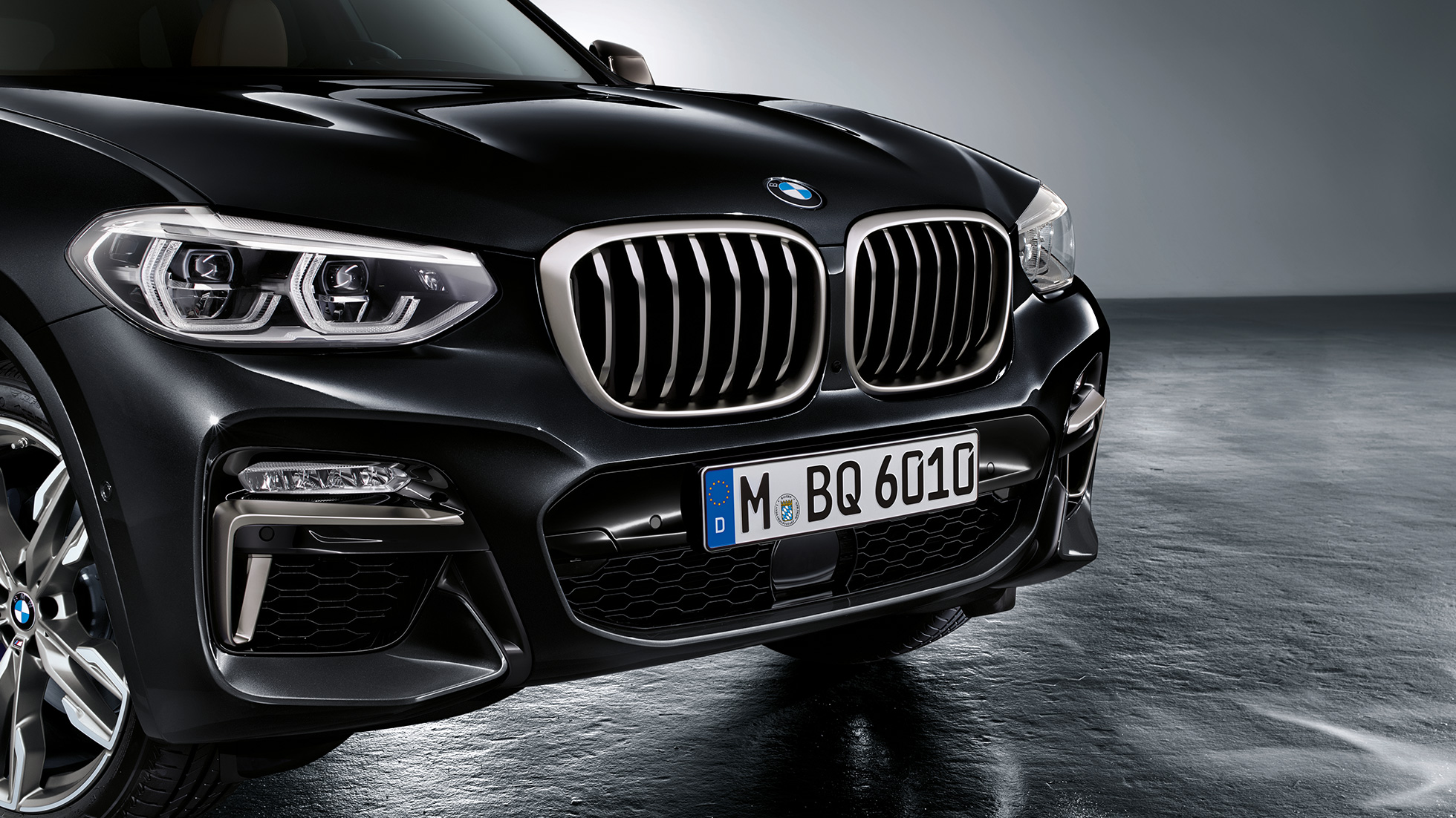 BMW X3 M40i oraz BMW X3 M40d, przód. BMW X3 M40i oraz BMW X3 M40d, szafirowoczarny metalizowany, wygląd zewnętrzny, przód z elementami stylistycznymi w Cerium Grey.
