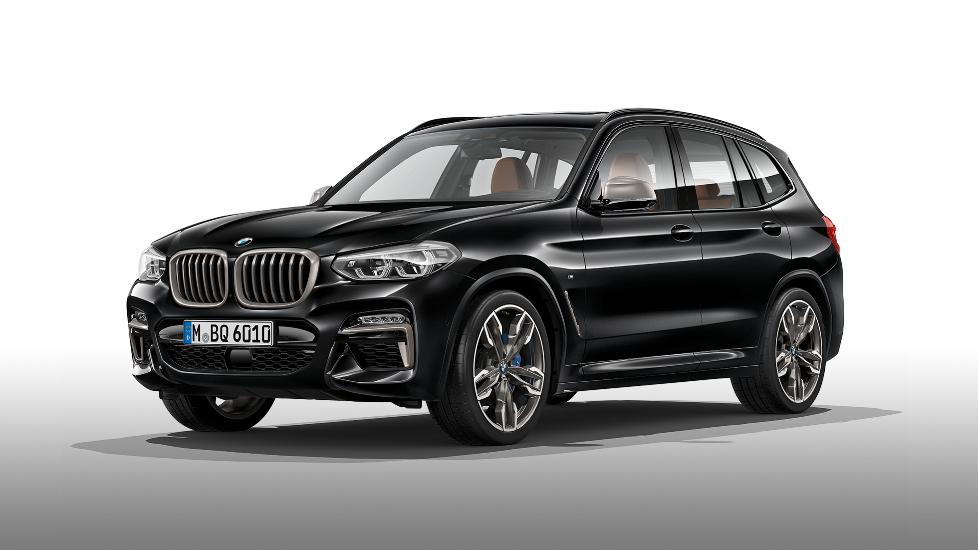 BMW X3 M40i oraz BMW X3 M40d, widok z boku. BMW X3 M40i oraz BMW X3 M40d, szafirowoczarny metalizowany, wygląd zewnętrzny, widok z boku.