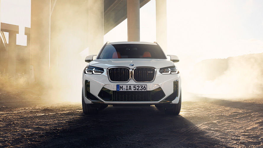 BMW X3 M F97 LCI modernizacja 2021 biel alpejska widok z przodu