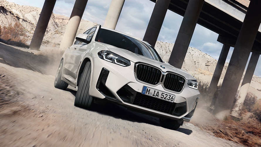 BMW X3 M F97 LCI modernizacja 2021 biel alpejska przedni półprofil podczas jazdy na zakręcie