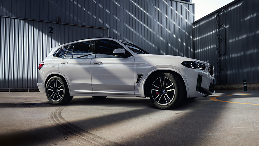 BMW X3 M F97 LCI modernizacja 2021 biel alpejska widok z boku podczas postoju