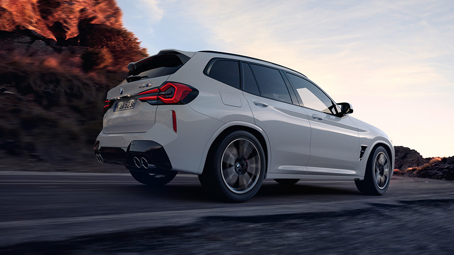 BMW X3 M F97 LCI modernizacja 2021 biel alpejska tylny półprofil widok z dołu
