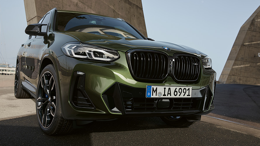 BMW X3 M40i G01 LCI modernizacja 2021 zielony malachit metalizowany widok z przodu podczas postoju