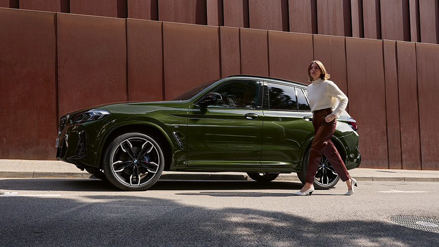 BMW X3 M40i G01 LCI modernizacja 2021 zielony malachit metalizowany widok z boku z modelką