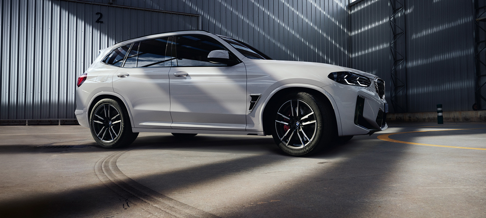 BMW X3 M F97 LCI modernizacja 2021 półprofil BMW X3 M F97 LCI modernizacja 2021 biel alpejska półprofil