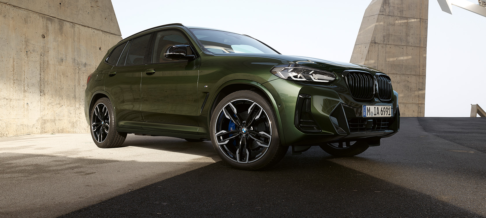 BMW X3 M40i G01 LCI modernizacja 2021 przedni półprofil podczas postoju BMW X3 M40i G01 LCI modernizacja 2021 zielony malachit metalizowany przedni półprofil podczas postoju