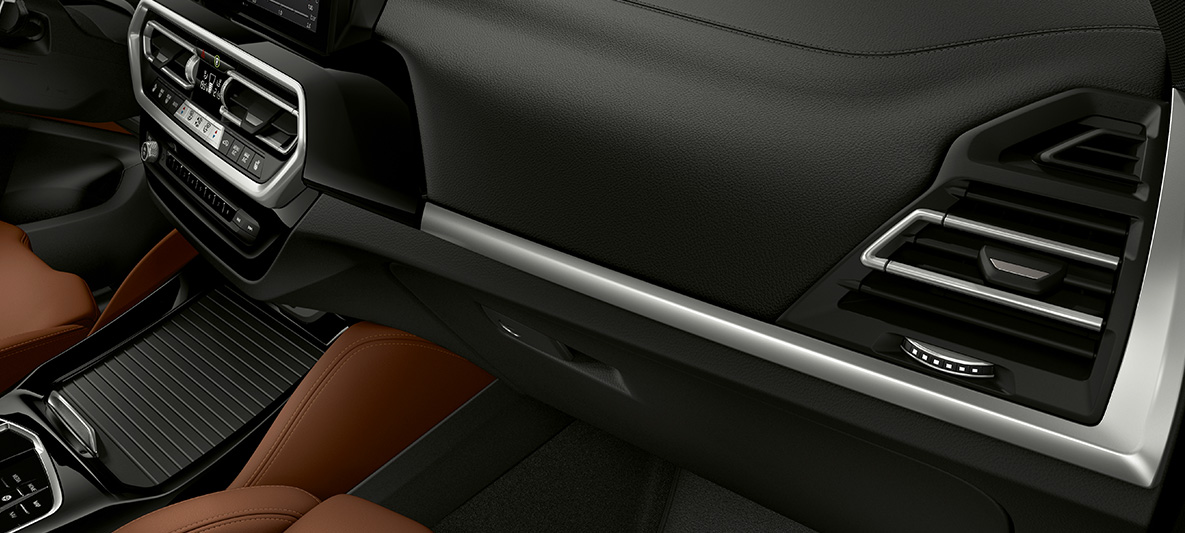 Listwy ozdobne BMW Individual BMW X3 M F97 LCI modernizacja 2021 Listwy ozdobne BMW Individual w czarnym lakierze fortepianowym na desce rozdzielczej BMW X3 M F97 LCI modernizacja 2021