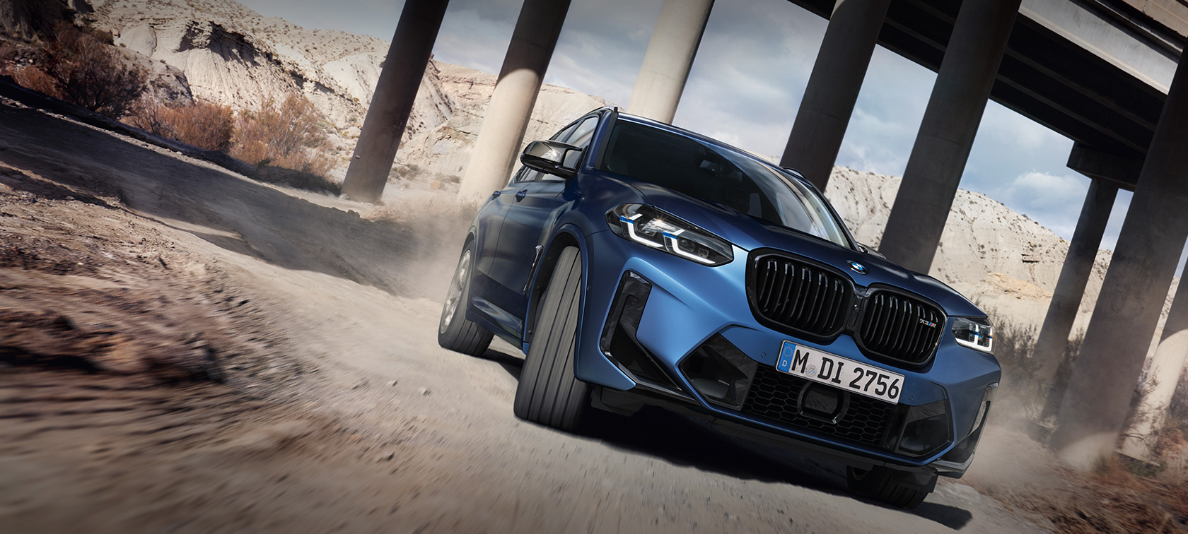 BMW X3 M Competition F97 LCI modernizacja 2021 mroźny niebieski Marina Bay metalizowany przedni półprofil podczas jazdy