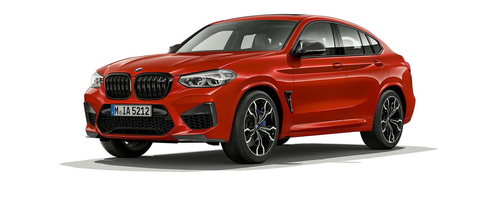 BMW X4 M Competition, półprofil z boku. BMW X4 M Competition, czerwień Toronto metalizowany, wygląd zewnętrzny, półprofil z boku.