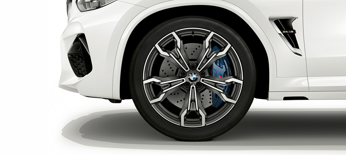 BMW X4 M, 21-calowe obręcze kół M ze stopów lekkich Orbit Grey. BMW X4 M, biel alpejska, wygląd zewnętrzny, 21-calowe obręcze kół M ze stopów lekkich Orbit Grey.