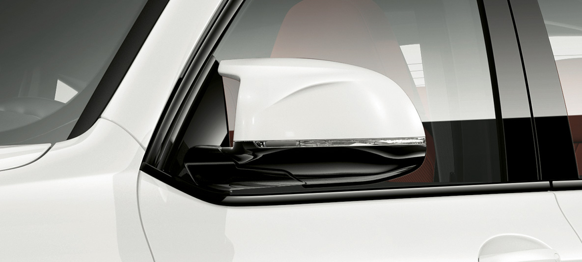 BMW X4 M, lusterka zewnętrzne w kolorze karoserii. BMW X4 M, biel alpejska, wygląd zewnętrzny, lusterka zewnętrzne w kolorze karoserii.