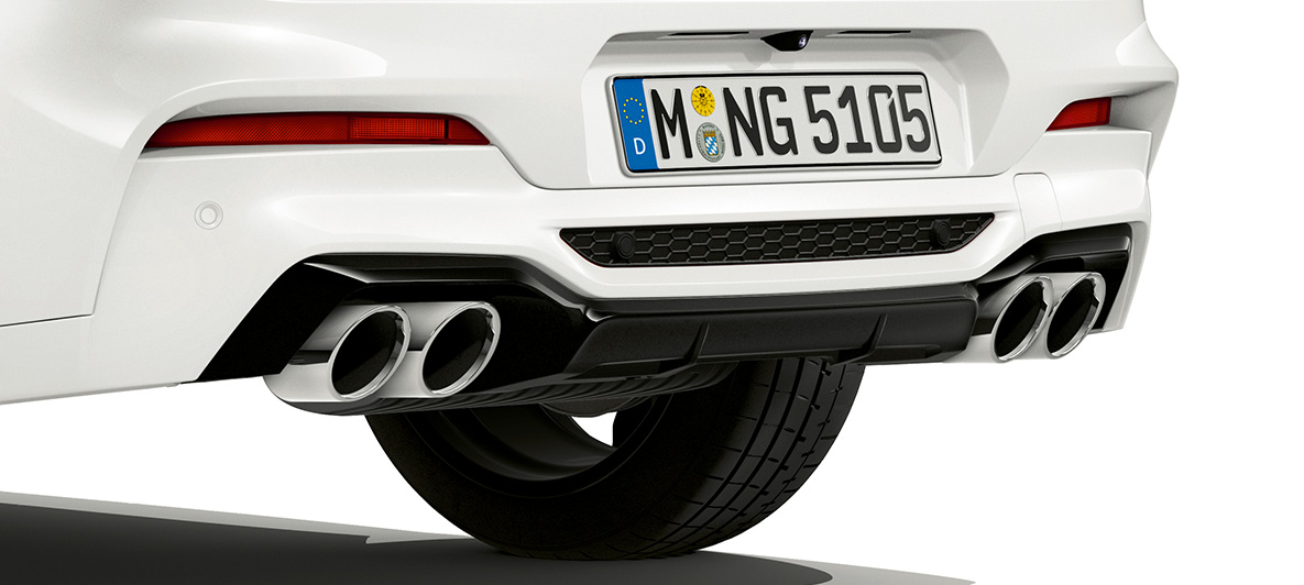 BMW X4 M, końcówki rur wydechowych w chromie. BMW X4 M, biel alpejska, wygląd zewnętrzny, tyłu z końcówkami rur wydechowych w chromie.