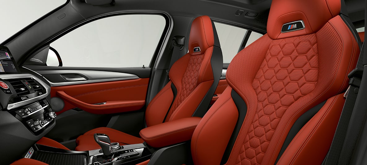 BMW X4 M, fotele sportowe w tapicerce skórzanej Merino w kolorze pomarańczowym Sakhir. BMW X4 M, wnętrze, fotele sportowe w skórze Merino w kolorze pomarańczowym Sakhir.