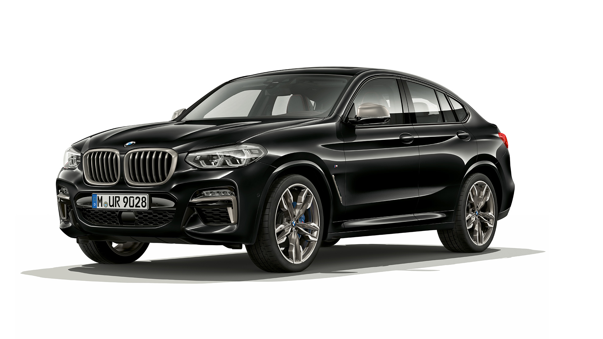 BMW X4 M40i oraz BMW X4 M40d, przedni półprofil. BMW X4 M40i oraz BMW X4 M40d, szafirowoczarny metalizowany, wygląd zewnętrzny, prawy przedni półprofil.