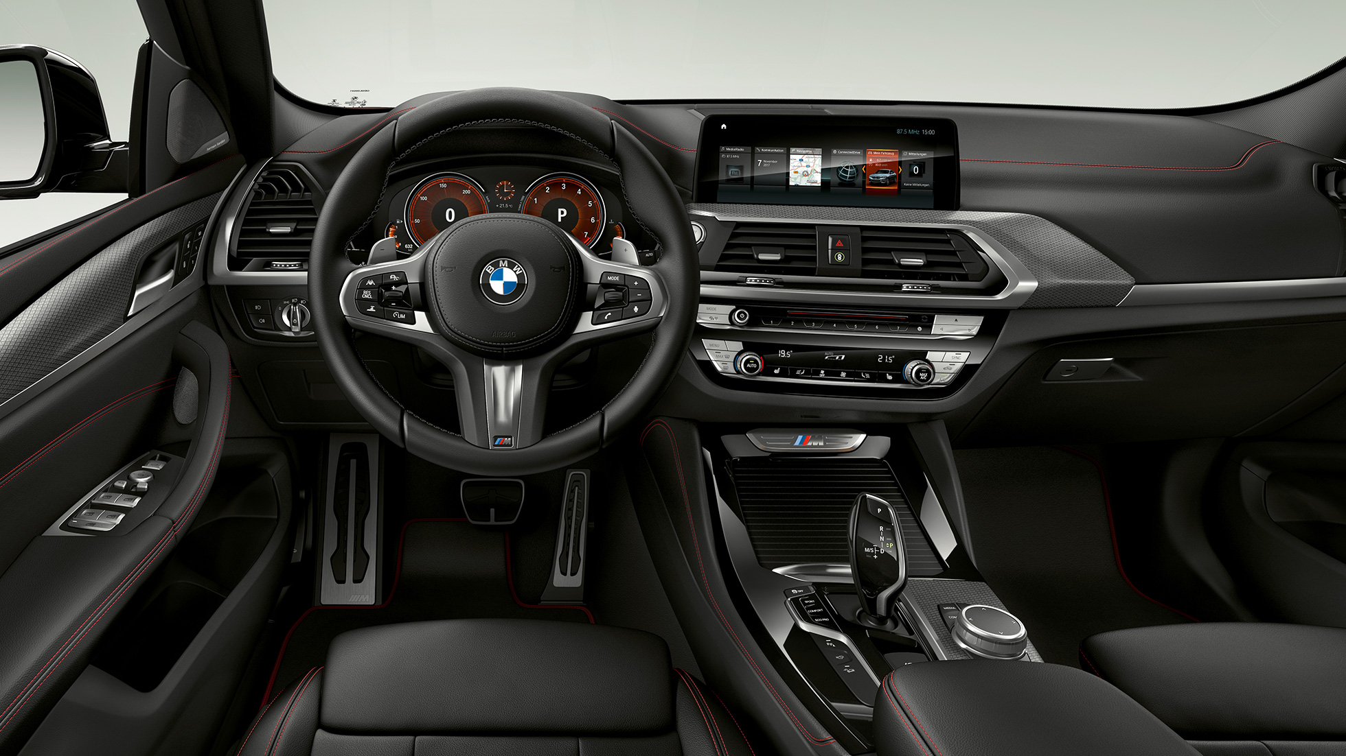 BMW X4 M40i oraz BMW X4 M40d, kokpit. BMW X4 M40i oraz BMW X4 M40d, wnętrze, kokpit ze skórzaną kierownicą M i fotele sportowe M.