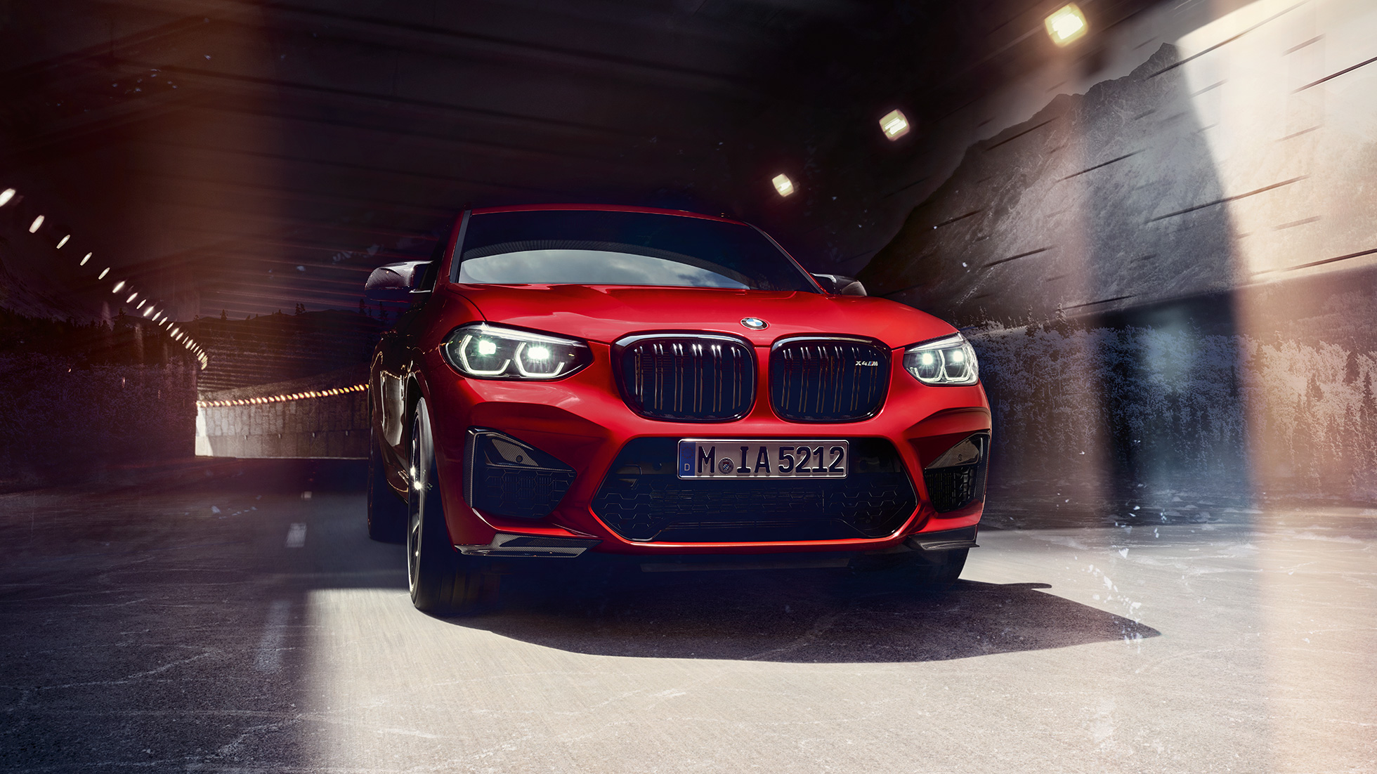 BMW X4 M Competition, przedni półprofil. BMW X4 M Competition, czerwień Toronto metalizowany, wygląd zewnętrzny, przedni półprofil.