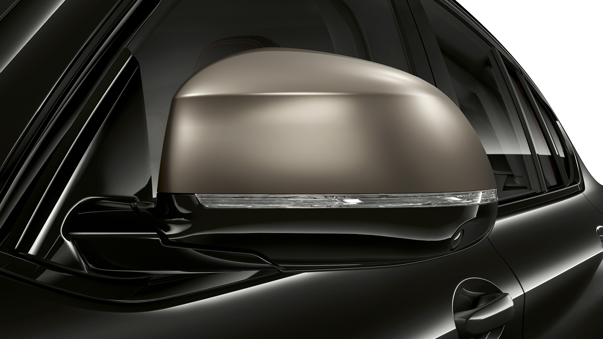 BMW X4 M40i oraz BMW X4 M40d, lusterka zewnętrzne. BMW X4 M40i oraz BMW X4 M40d, szafirowoczarny metalizowany, wygląd zewnętrzny, galwanizowane lusterka zewnętrzne w Cerium Grey.
