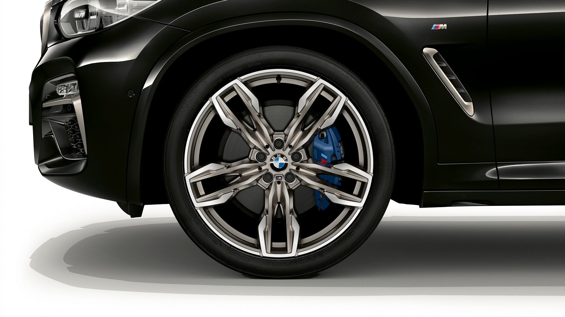 BMW X4 M40i oraz BMW X4 M40d, 21-calowe obręcze kół M ze stopów lekkich. BMW X4 M40i oraz BMW X4 M40d, szafirowoczarny metalizowany, wygląd zewnętrzny, widok z boku z 21-calowymi obręczami kół M ze stopów lekkich Double Spoke.