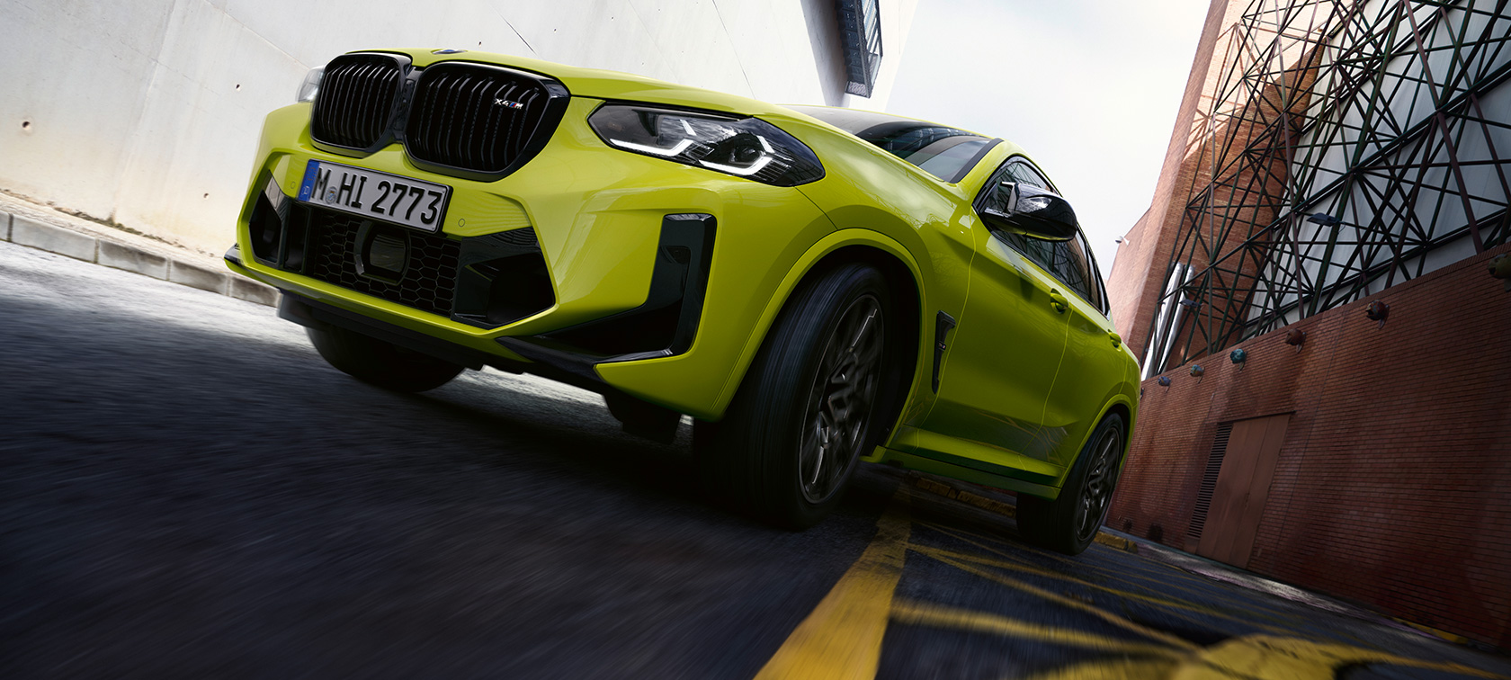 Przedni półprofil z widokiem z dołu BMW X4 M Competition F98 LCI 2021 BMW X4 M Competition F98 LCI modernizacja 2021 żółty Sao Paulo przedni półprofil z widokiem z dołu podczas jazdy przez kanion uliczny