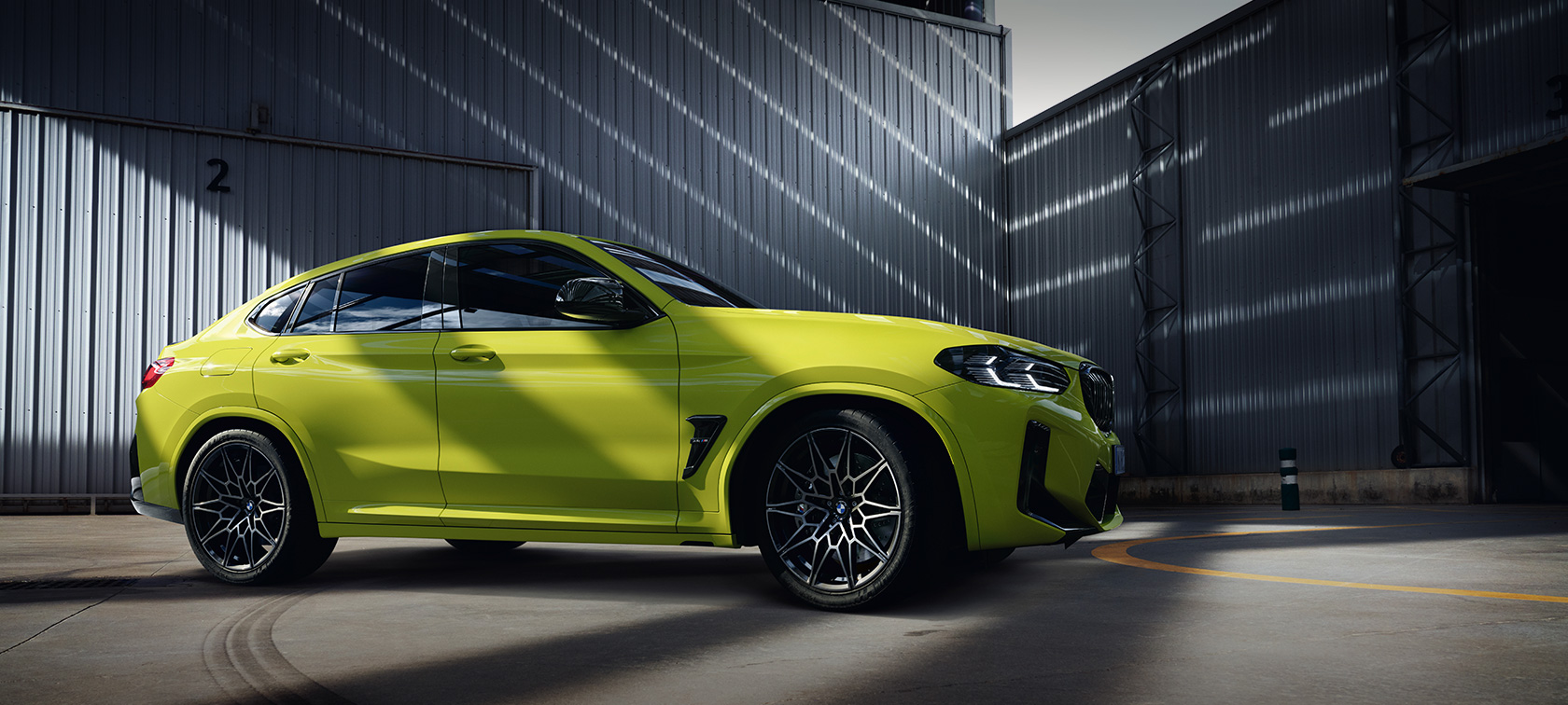 BMW X4 M Competition F98 LCI modernizacja 2021 żółty Sao Paulo widok z boku w hali