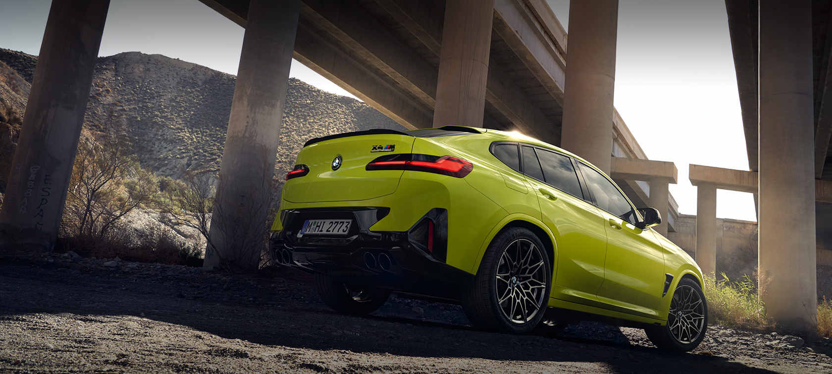 BMW X4 M Competition F98 LCI modernizacja 2021 widok z boku podczas postoju BMW X4 M Competition F98 LCI modernizacja 2021 BMW Individual mroźny niebieski Portimao metalizowany widok z boku podczas postoju