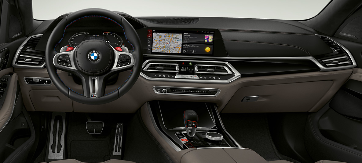 Kierownica skórzana M w BMW X5 M Kierownica skórzana M z kontrastującym stebnowaniem w BMW X5 M, F95 kokpit