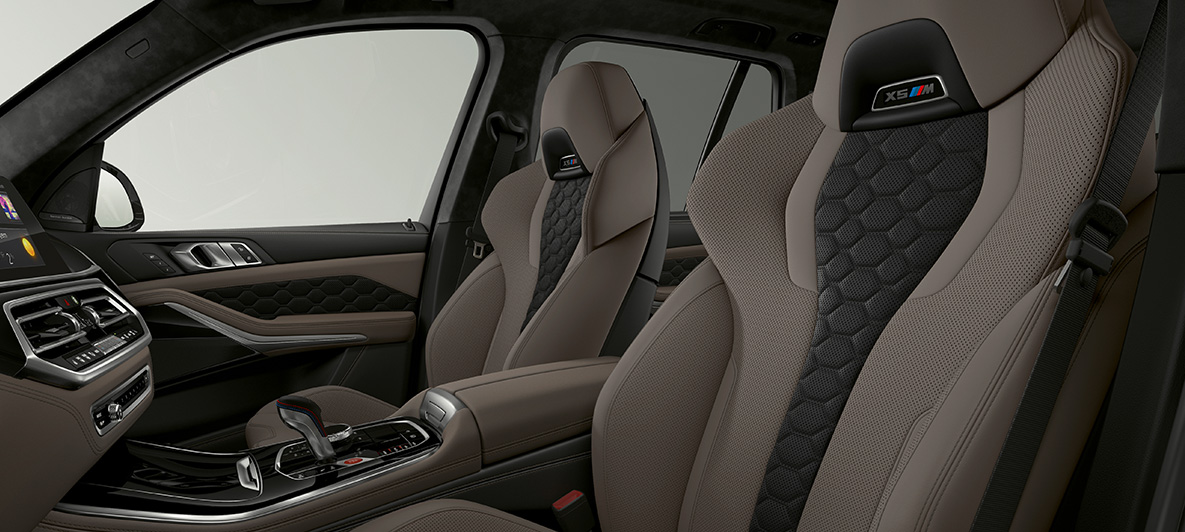 Fotele wielofunkcyjne M w BMW X5 M Fotele wielofunkcyjne M z logo X5 M w BMW X5 M, F95 wnętrze
