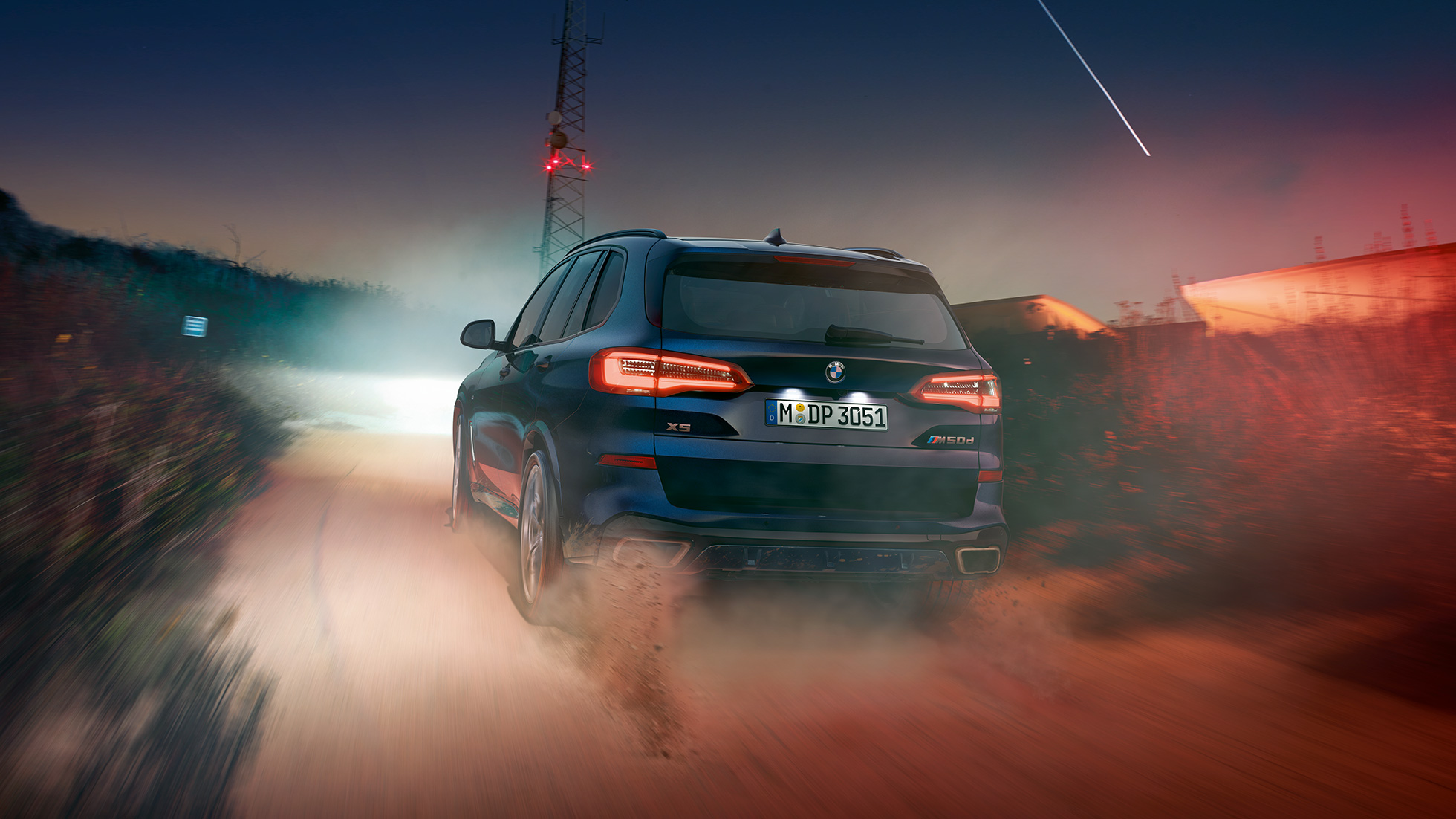 BMW X5 M50d z 6-cylindrowym silnik wysokoprężnym M TwinPower Turbo BMW X5 M50d z 6-cylindrowym silnikiem wysokoprężnym M TwinPower Turbo G05 czarny karbon metalizowany, widok z tyłu