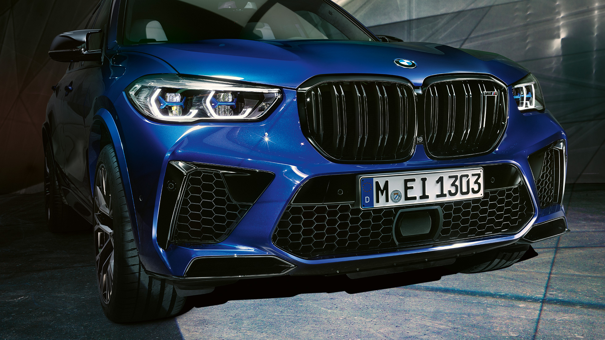 Podwójna atrapa chłodnicy M w BMW X5 M Competition Podwójna atrapa chłodnicy M BMW X5 M Competition, F95 niebieski Marina Bay metalizowany, zbliżenie na przód