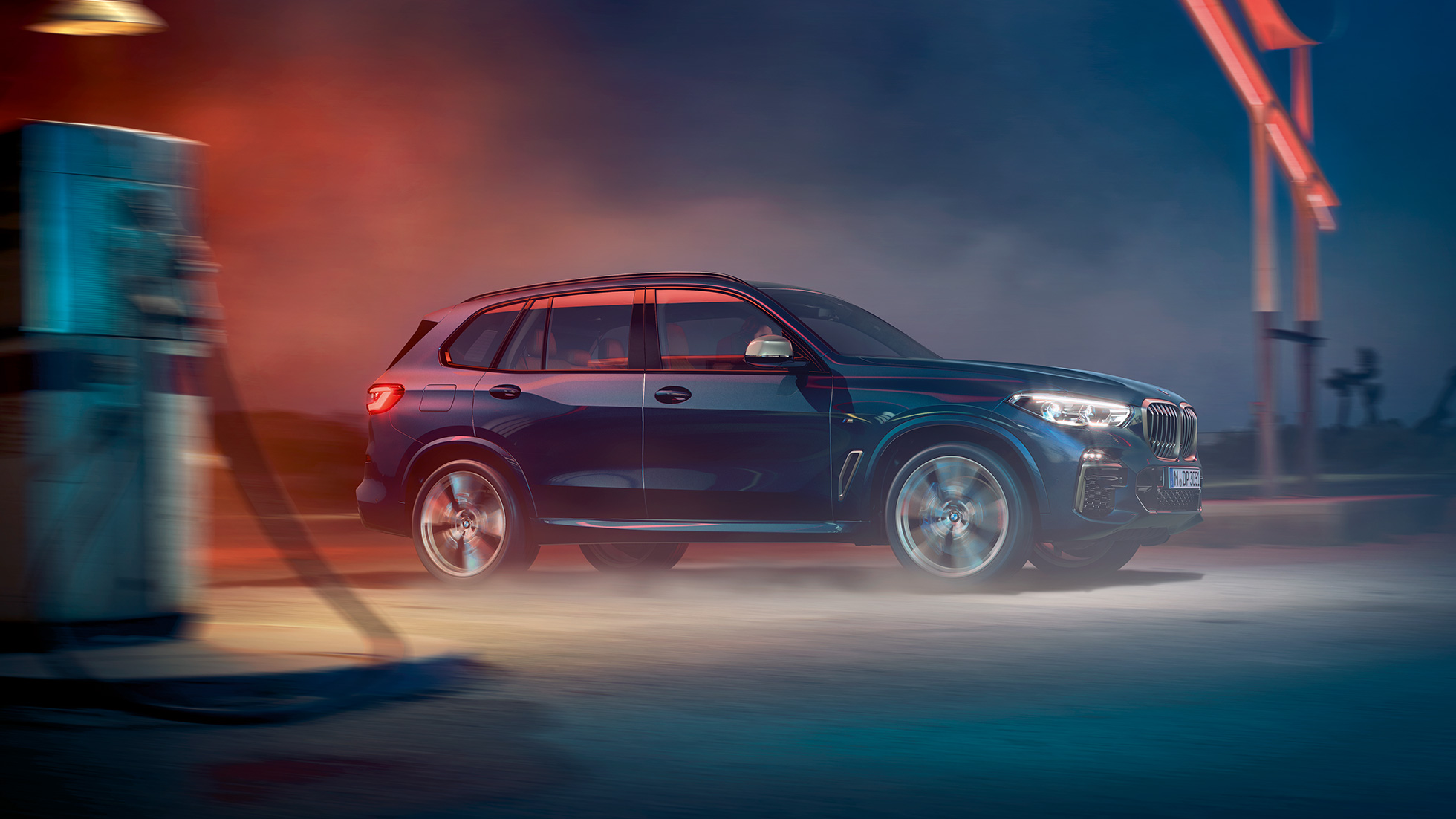 BMW X5 M50i oraz M50d, widok z boku BMW X5 M50i oraz M50d G05 z obręczami kół M ze stopów lekkich czarny karbon metalizowany, widok z boku