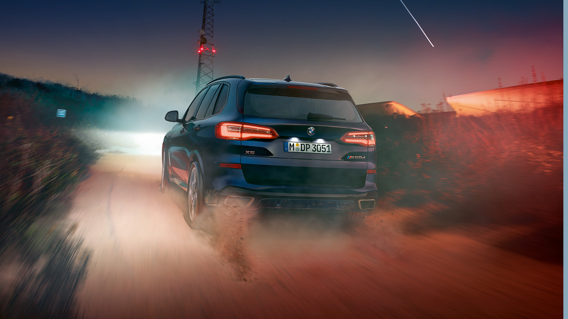 BMW X5 M50d, widok z tyłu BMW X5 M50d ze spojlerem dachowym M, G05 czarny karbon metalizowany, widok z tyłu