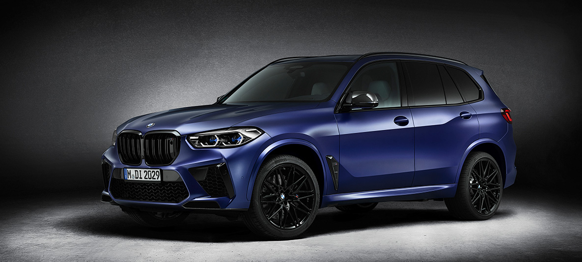 BMW X5 M First Edition F95 2020, metalizowany lakier specjalny BMW Individual w matowym kolorze mroźnym niebieskim Marina Bay, przedni półprofil BMW X5 M First Edition F95 2020, metalizowany lakier specjalny BMW Individual w matowym kolorze mroźnym niebieskim Marina Bay, przedni półprofil