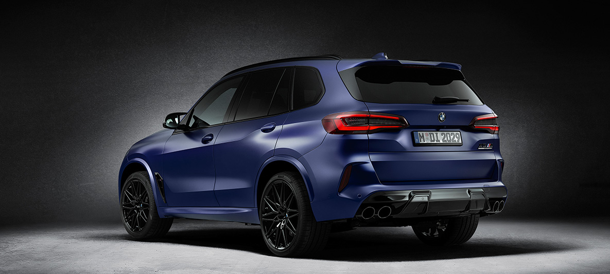 BMW X5 M First Edition F95 2020 metalizowany lakier specjalny BMW Individual w matowym kolorze mroźnym niebieskim Marina Bay, tylny półprofil BMW X5 M First Edition F95 2020 metalizowany lakier specjalny BMW Individual w matowym kolorze mroźnym niebieskim Marina Bay, tylny półprofil