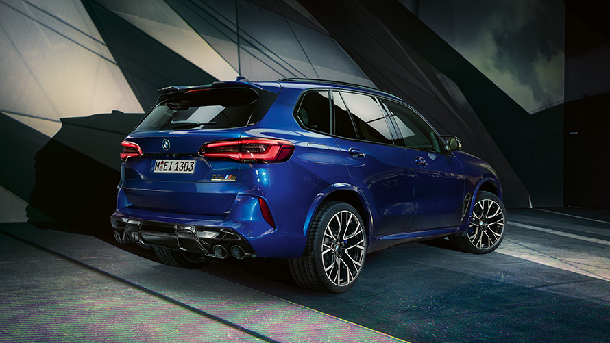 BMW Financial Services do BMW X5 M Competition F95 2020 BMW Financial Services do BMW X5 M Competition F95 2020 SUV tylny półprofil podczas postoju