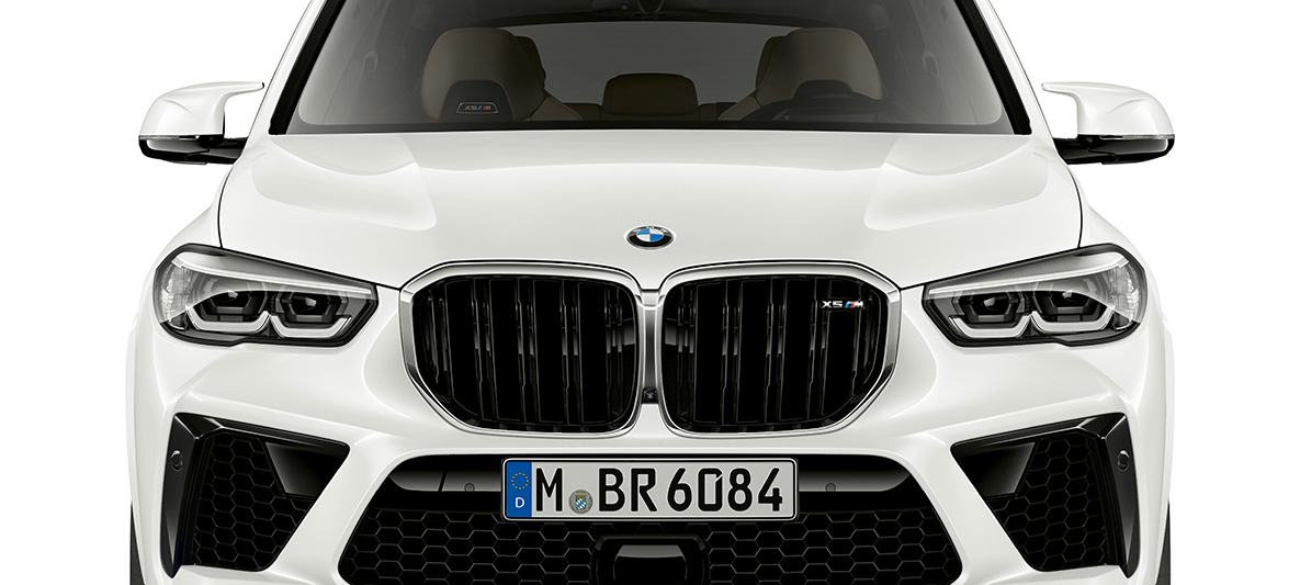 Przód BMW X5 M F95 Atrapa chłodnicy M w BMW X5 M biel mineralna F95 2020 SUV widok z przodu