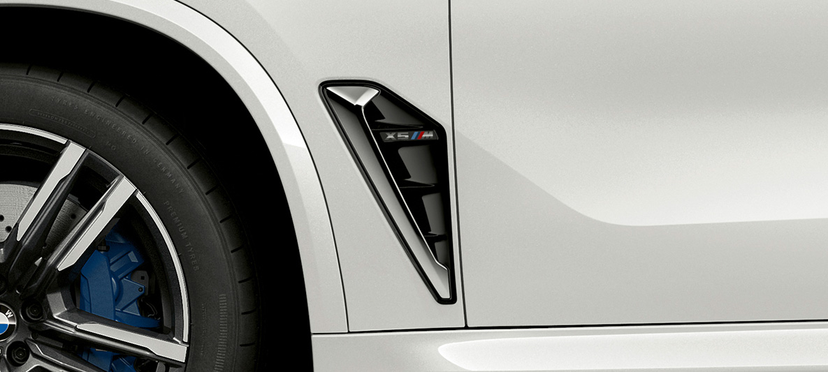 Skrzela M w BMW X5 M F95 Skrzela M w BMW X5 M biel mineralna F95 2020 SUV zbliżenie