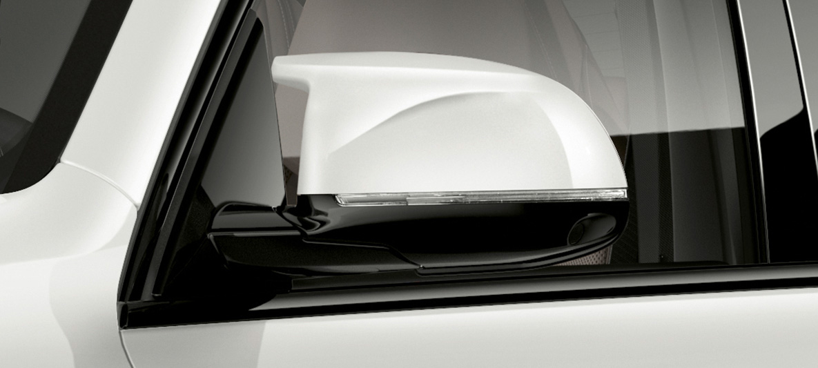 Lusterka zewnętrzne BMW X5 M F95 Lusterka zewnętrzne M w BMW X5 M biel mineralna F95 2020 SUV zbliżenie