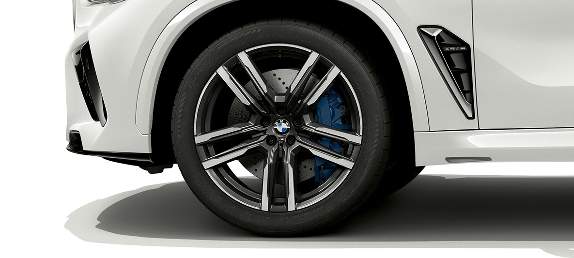 21-calowe obręcze kół M ze stopów lekkich Bicolor Orbit Grey w BMW X5 M F95 21-calowe obręcze kół M ze stopów lekkich Bicolor Orbit Grey w BMW X5 M, biel mineralna, F95 2020 SUV zbliżenie