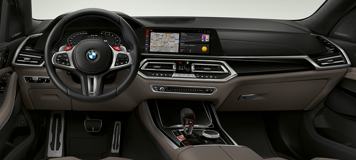 Kierownica skórzana M w BMW X5 M F95 Kierownica skórzana M z kontrastującym stebnowaniem w BMW X5 M F95 2020 SUV kokpit