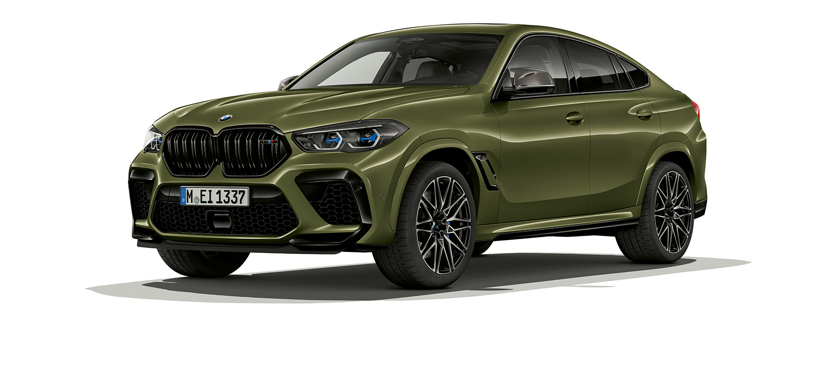 BMW X6 M Competition boczny półprofil BMW X6 M Competition F96 2020 lakier specjalny BMW Individual Urban Green boczny półprofil