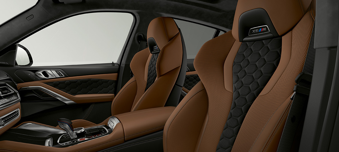 Fotele wielofunkcyjne M w BMW X6 M Fotele wielofunkcyjne M z logo X6 M BMW X6 M F96 2020 wnętrze