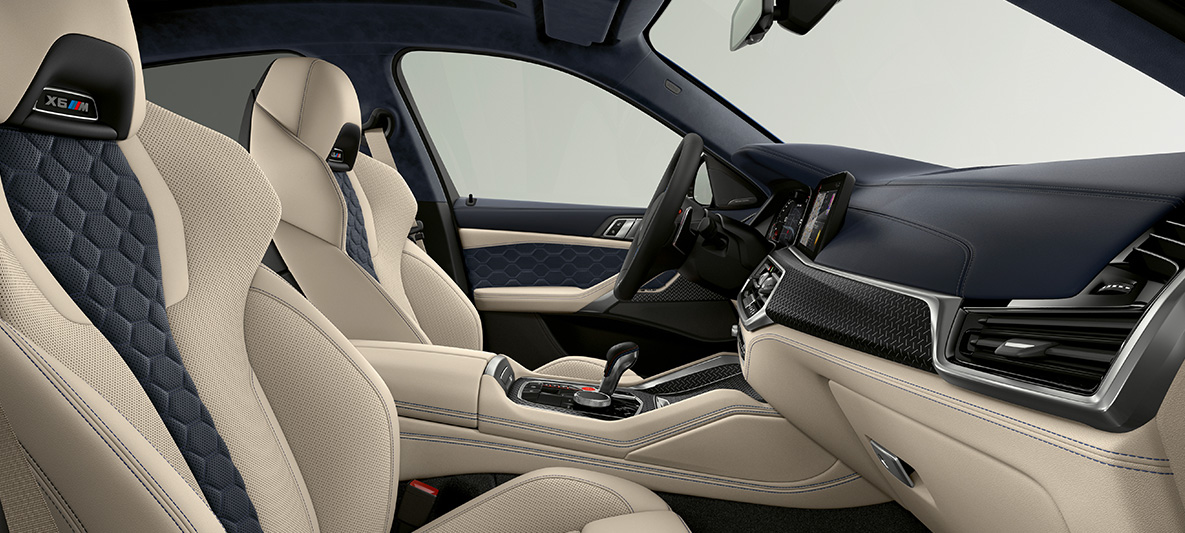 BMW X6 M Individual F96 2020 wnętrze BMW X6 M Individual F96 2020 wnętrze fotele wielofunkcyjne M z logo X6 M