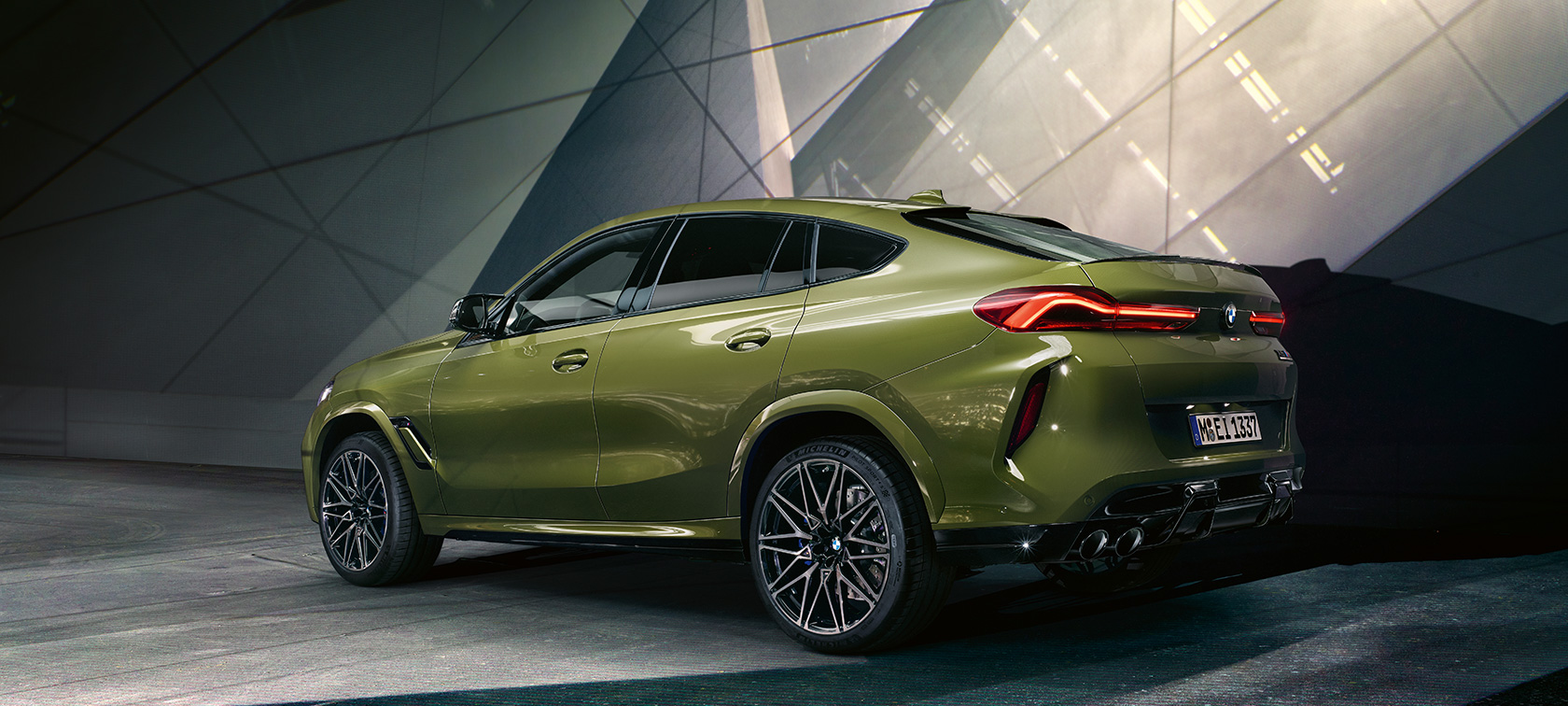 BMW X6 M Competition tylny półprofil BMW X6 M Competition F96 2020 lakier specjalny BMW Individual Urban Green tylny półprofil