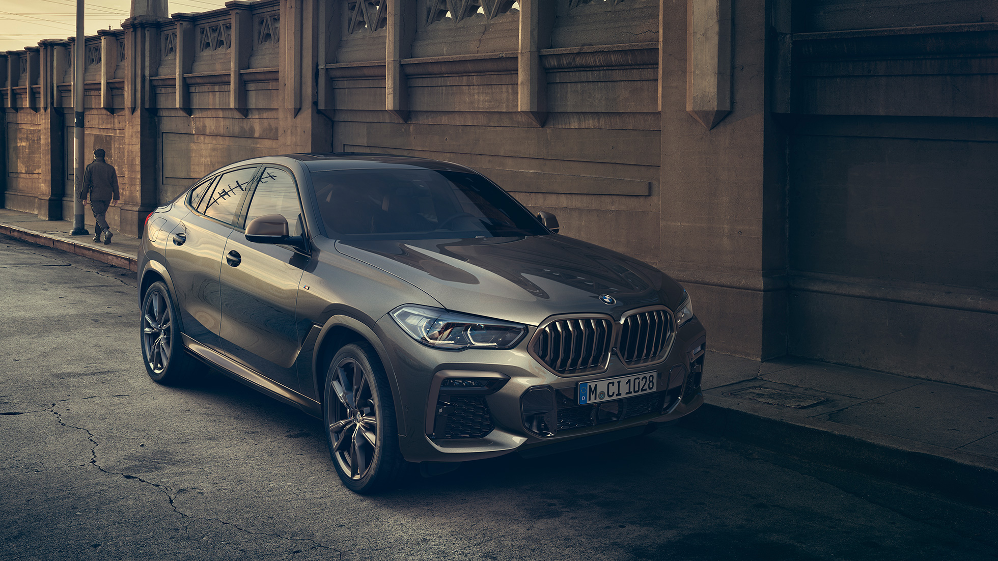 BMW X6 M50i z 8-cylindrowym silnikiem benzynowym M TwinPower Turbo BMW X6 M50i z 8-cylindrowym silnikiem benzynowym M TwinPower Turbo G06 Manhattan metalizowany, boczny półprofil