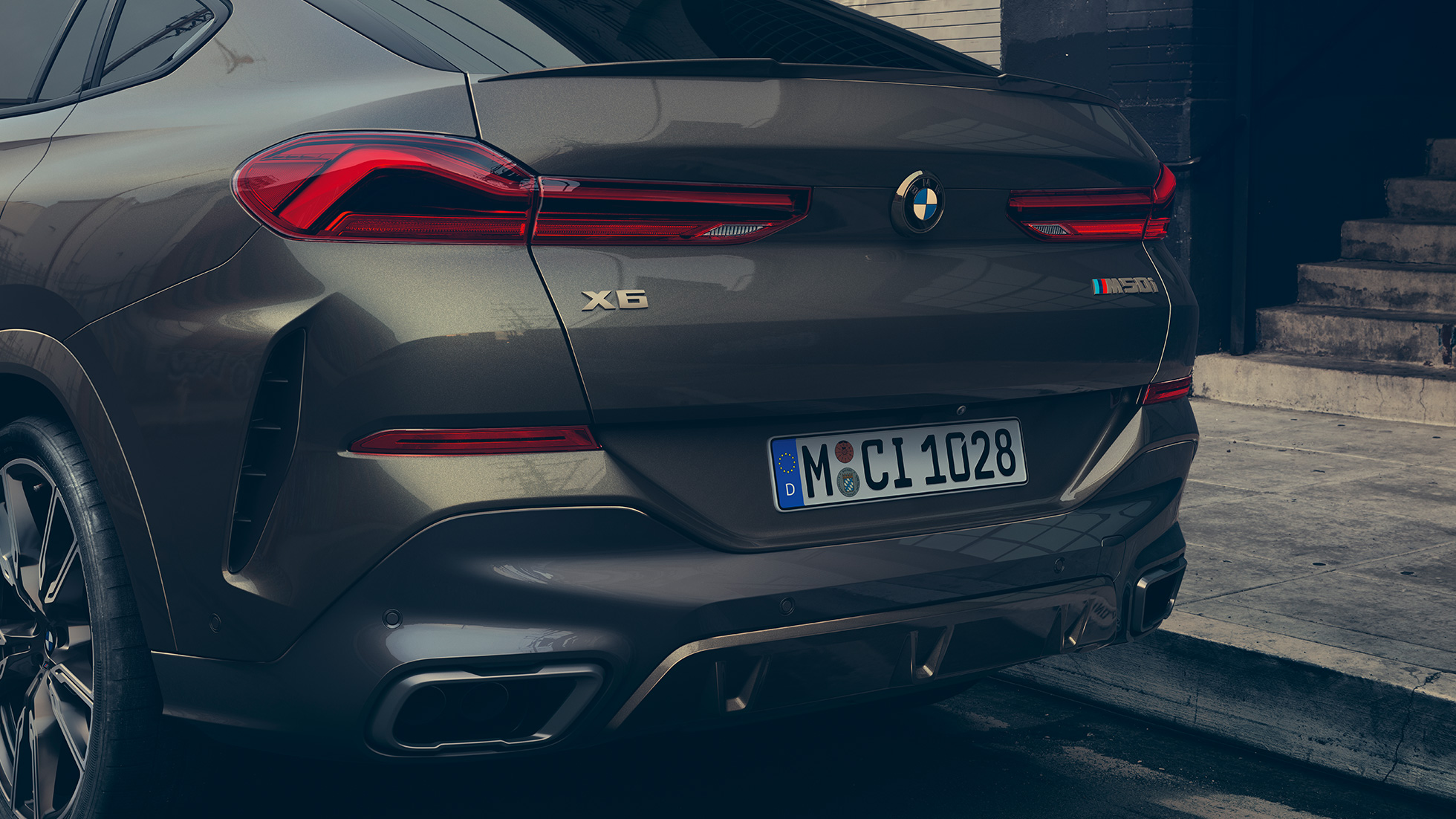 BMW X6 M50i widok z tyłu Zbliżenie tyłu BMW X6 M50i