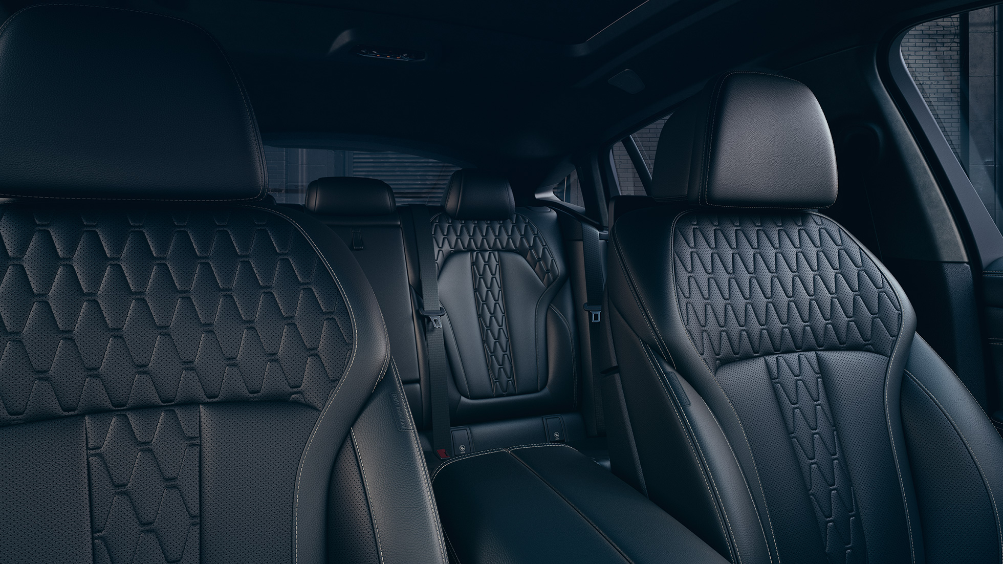 Fotele sportowe BMW X6 M50i M50d Wnętrze BMW X6 M50i M50d ze zbliżeniem na fotele sportowe