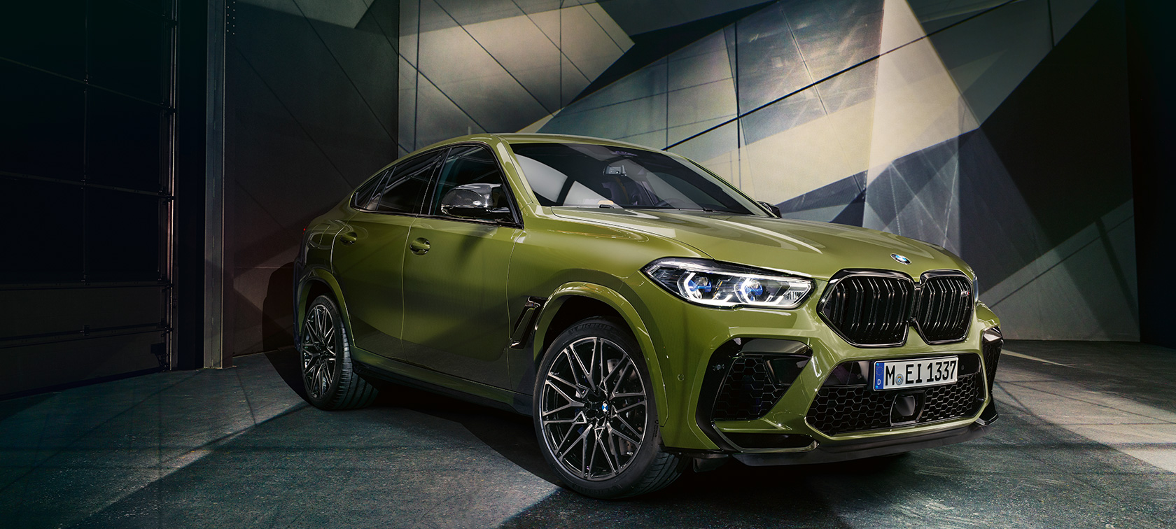 BMW X6 M Competition widok z boku BMW X6 M Competition lakier specjalny BMW Individual Urban Green F96 2020 widok z boku