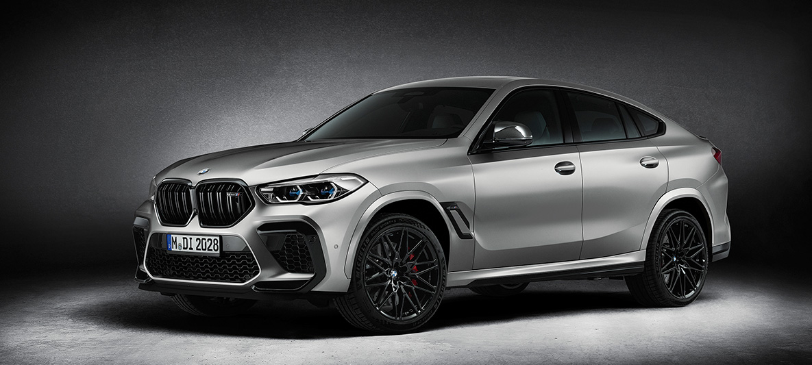BMW X6 M First Edition F96 2020, metalizowany lakier specjalny BMW Individual w matowym kolorze mroźnego srebra, przedni półprofil BMW X6 M First Edition F96 2020, metalizowany lakier specjalny BMW Individual w matowym kolorze mroźnego srebra, przedni półprofil