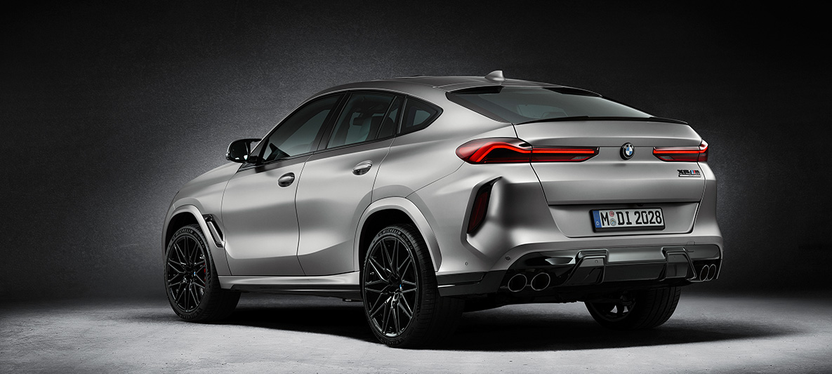 BMW X6 M First Edition F96 2020, metalizowany lakier specjalny BMW Individual w matowym kolorze mroźnego srebra, tylny półprofil BMW X6 M First Edition F96 2020 metalizowany lakier specjalny BMW Individual w matowym kolorze mroźnego srebra, tylny półprofil